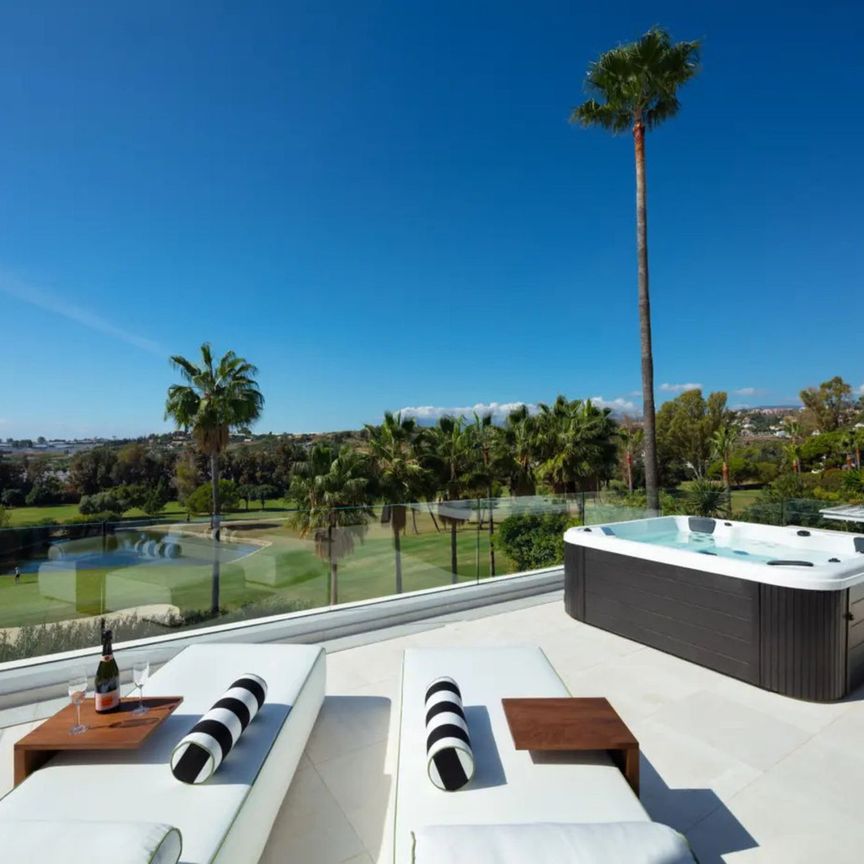 Detached Villa in Nueva Andalucía - Photo 1