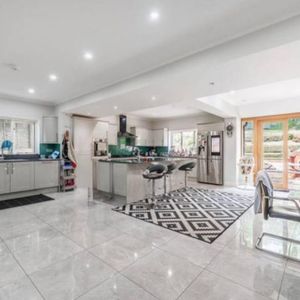 House share to rent - Photo 2