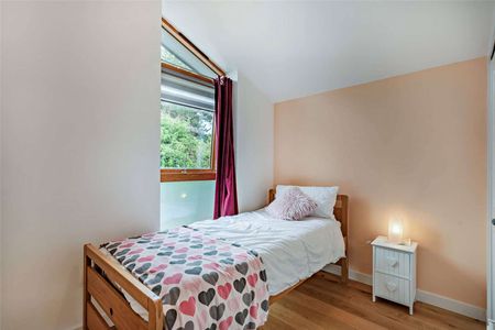 Contemporary house in a desirable location - Photo 4