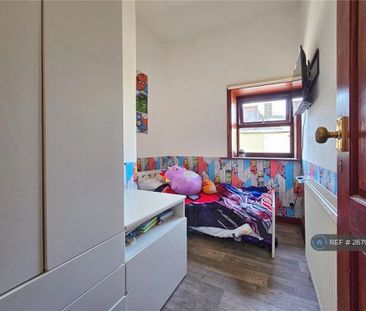 3 bedroom end of terrace house to rent - Photo 4