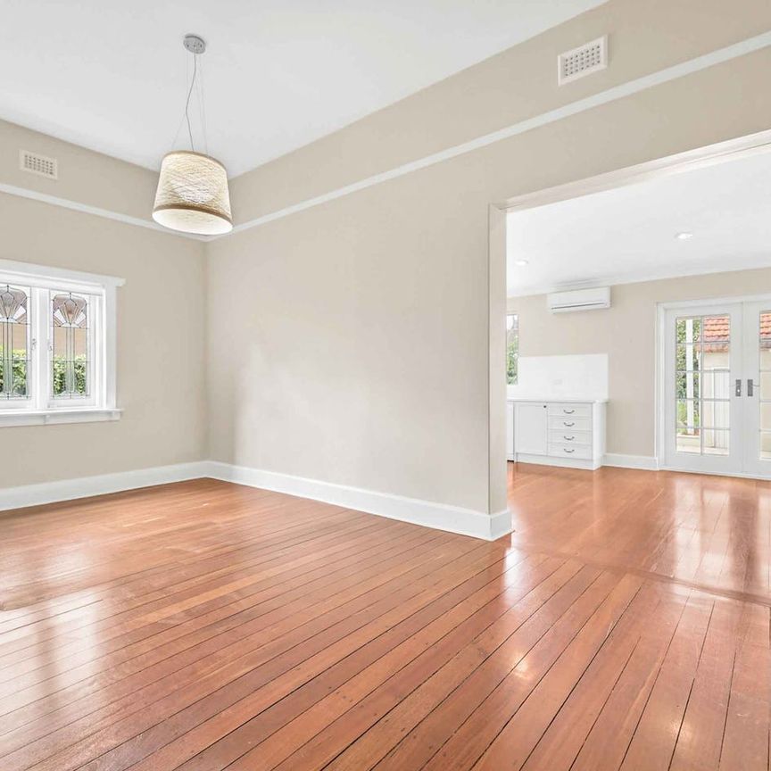 So Cute and perfectly located! - Photo 1