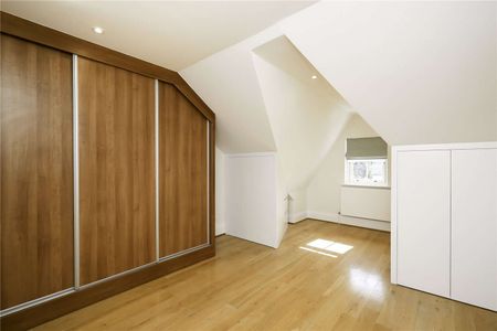 A beautifully presented townhouse moments from the River with garden and parking. - Photo 5