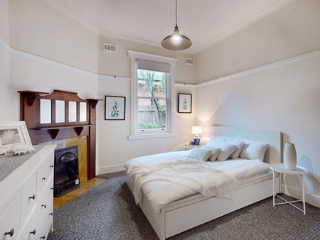 Spacious family home in sought after pocket of Camberwell - Photo 2