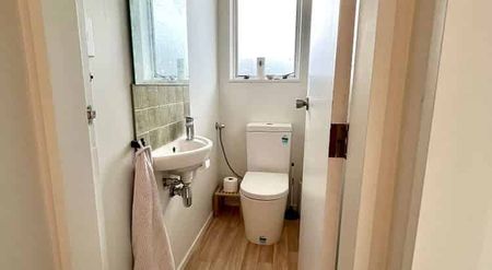Super Central and Spacious 3 Bedroom Home - Photo 5