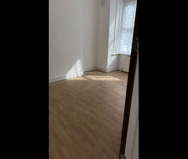 4 Bed Terraced House, Winter Avenue, E6 - Photo 5