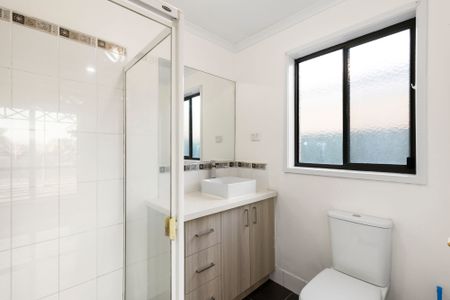 Spacious Family Home! - Photo 2