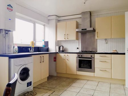 4 Bed / 2 Bath - Photo 5