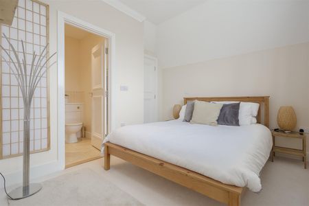 To Let 2 Bed Apartment - Photo 3