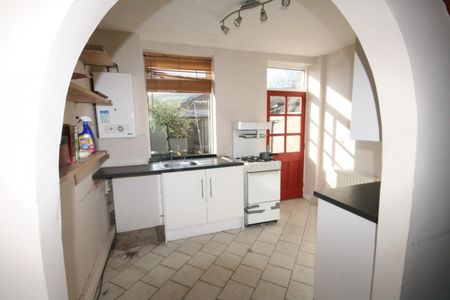 2 bedroom House To Let Total Size: 829 SQ FT - Photo 2