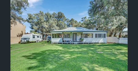 Charming Cottage in the Heart of Mandurah! - Photo 4