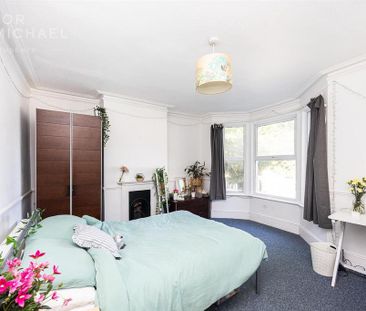 4 bedroom end of terrace house to rent - Photo 2