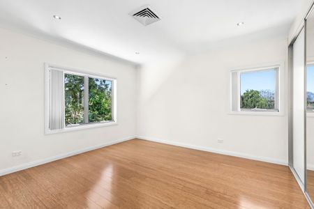 Spacious 5-Bedroom Family Home with Modern Comforts - Photo 3