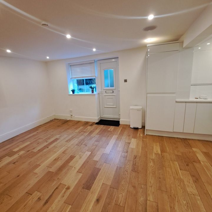 2 Bed Flat, Harrogate Road, LS7 - Photo 1