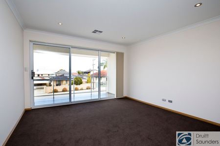STREET FRONT HOME IN PRIME LOCATION HOME OPEN TUESDAY 12 MAY AT 10.30AM SHARP! - Photo 4
