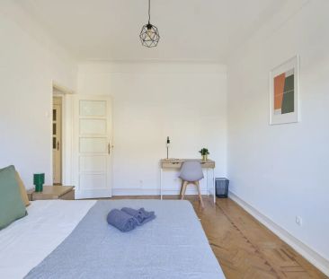 Room in a shared 5-bedroom apartment for rent in Lisbon for students or professionals - Photo 3