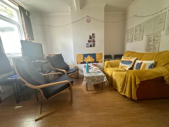 4 Bedroom Mid Terraced House - Photo 1