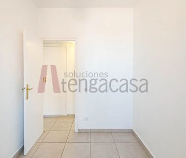 Piso de alquiler en Calle de Valdesangil, Valdezarza - Photo 1