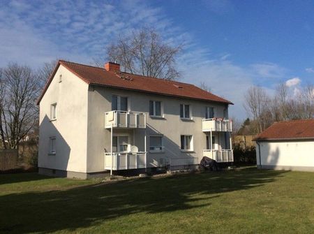 Wohnung mit modernem Wannenbad und neuer Tapezierung an den Wandflächen - Photo 4