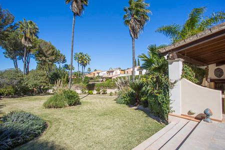 Located in one of the most sought-after residential areas on the island; Golf Santa Ponsa. A spectacular villa consisting of 4 en suite bedrooms and a separate annexe for guest accomodation all offering vews of and access to the golf course. - Photo 3