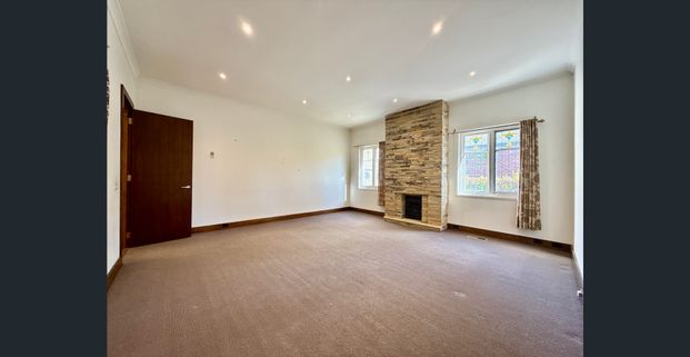 Grand Art Deco family home with studio, double garage and deep private gardens - Photo 1