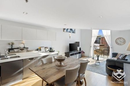 LOCATION ! LOCATION! - Photo 3