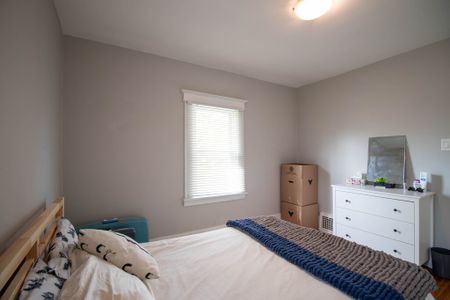 **BEAUTIFUL** 2 Bedroom Upper Unit in St. Catharines!! - Photo 3