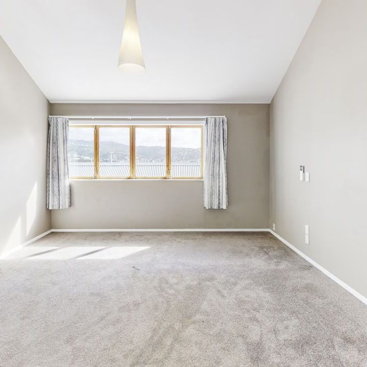 19 Scarborough Terrace, Mount Victoria - Photo 1