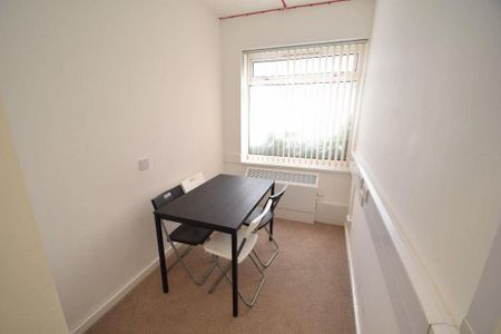 4 bedroom flat to rent - Photo 2