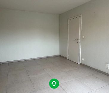 Charmant 2-slaapkamerappartement met garage en extra berging aan markt Kortemark - Photo 2