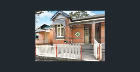 Spacious 2 Bedroom Home with Large Backyard - Photo 5