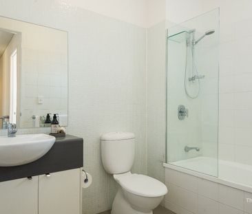 Furnished 3-Bed Split-Level Apartment in East Village, James Street - Photo 3