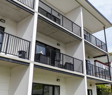 Looking for a warm, stylish apartment just steps from campus? - Photo 1