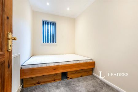 3 bedroom flat to rent - Photo 4