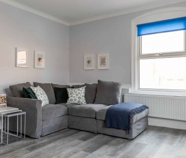 Three Bed Flat - Photo 2