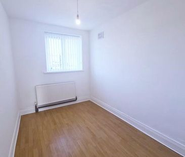3 bedroom flat to rent - Photo 2