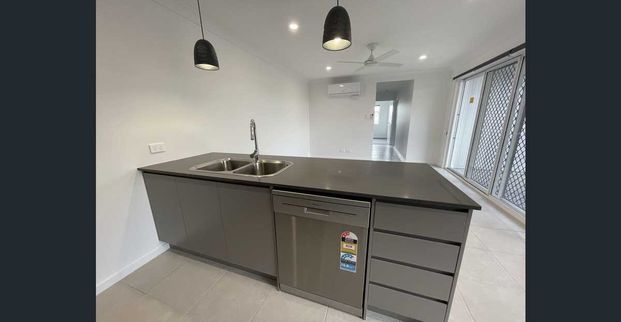 Stylish, Modern & Compact Family Home - Photo 1