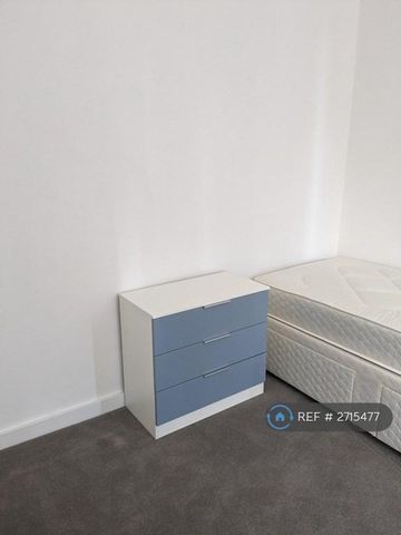 1 bedroom in a house share to rent - Photo 2