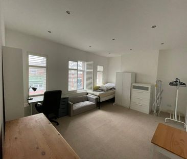 Room in a Shared Flat, Replingham Road, SW18 - Photo 3