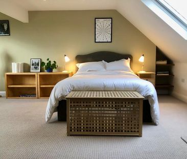 Large peaceful ensuite attic room with kingsize Loaf bed - Photo 6