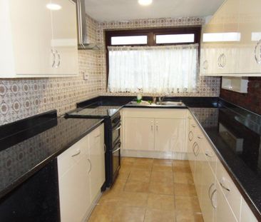 5 bedroom end of terrace house to rent - Photo 2