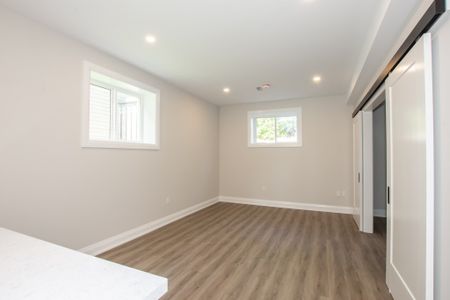 **NEWLY RENOVATED** 1 Bedroom Lower Unit in Welland!! - Photo 4