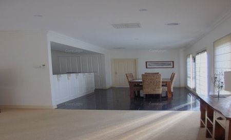 SPACIOUS TOWNHOUSE IN PRIME LOCATION - Photo 2