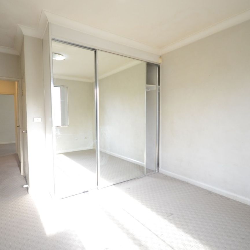 2 Bedroom Apartment in Handy Location&excl; - Photo 1