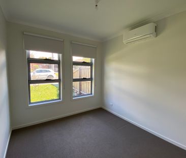 Stylish Townhouse with Street Frontage! - Photo 4