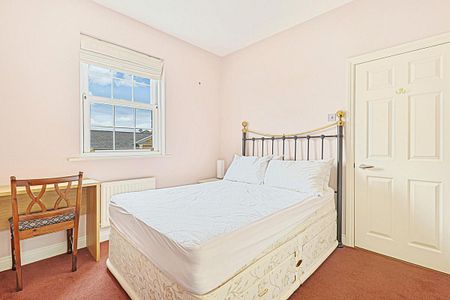 2 bedroom in London - Photo 4