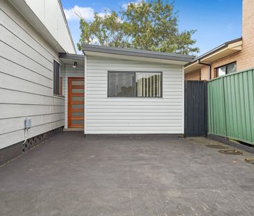 Modern 1 bedroom semi detached flat - Photo 2