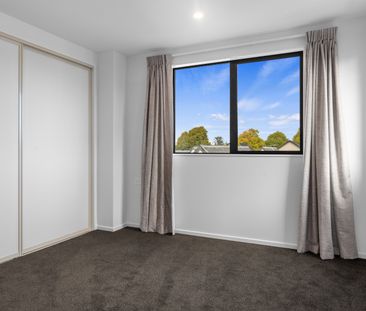 Stylish Townhouse in Prime Location with Parking - Photo 3