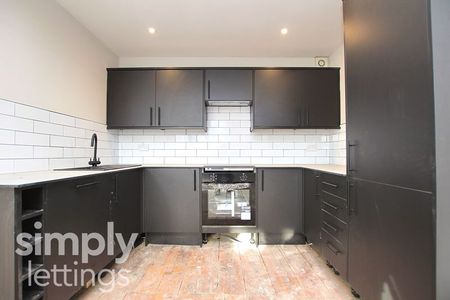 4 Bed property for rent - Photo 5