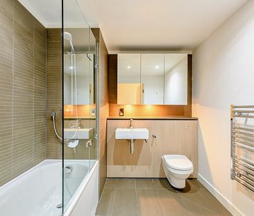 Luxury Two-Bedroom Apartment with Water Views in Paddington Basin, ... - Photo 6