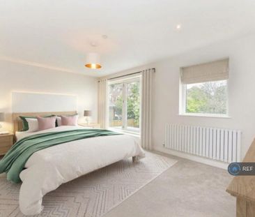 4 bedroom end of terrace house to rent - Photo 2